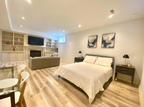 Spacious Bedroom with Living Area and Free Parking in Midtown